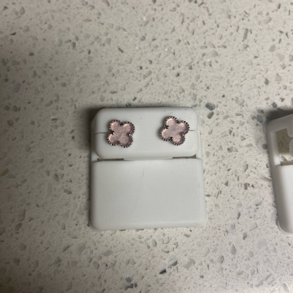 Pair of silver earring bundle. MSRP of 65$ - Picture 4 of 4